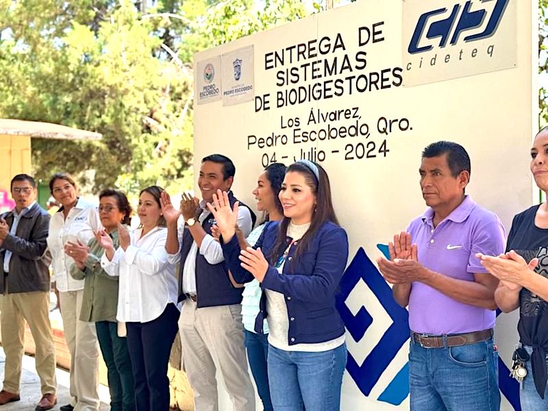 Amarildo Bárcenas entrega de sistemas biodigestores en Pedro Escobedo