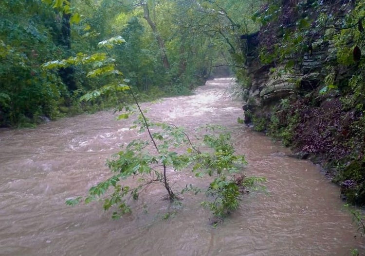 Cierran acceso a centros turísticos en Pinal de Amoles por fuertes corrientes de agua