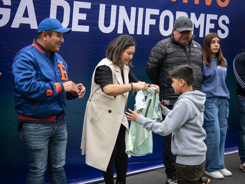 Claudia Martínez inaugura 4° Torneo Preventivo de Futbol y entrega uniformes deportivos en El Marqués