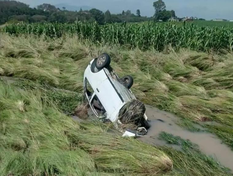 Corriente de agua arrastra vehículo en Amealco; 3 personas pierden la vida.