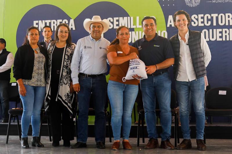 Entrega Luis Nava semilla de maíz y raquetas de nopal a productores del campo