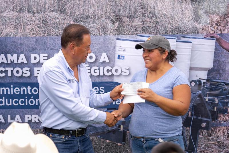 Entregan en El Marqués apoyos por 1 millón 300 mil pesos a productores agropecuarios.