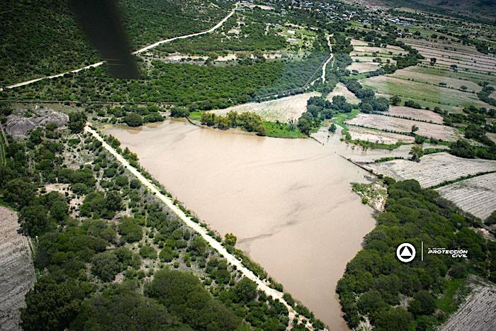 Inicia desfogue de la presa El Carmen en El Marqués.