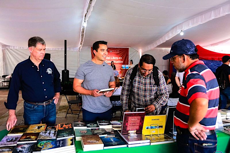 Invita Felifer Macías a visitar la Feria del Libro en Querétaro