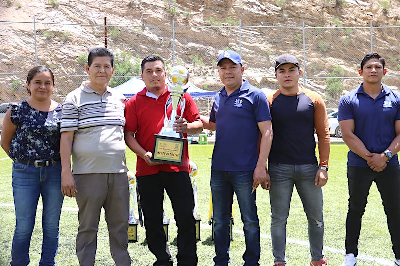 Juan Carlos Linares asiste a la entrega de premios de la Liga de Fútbol de Segunda Fuerza.