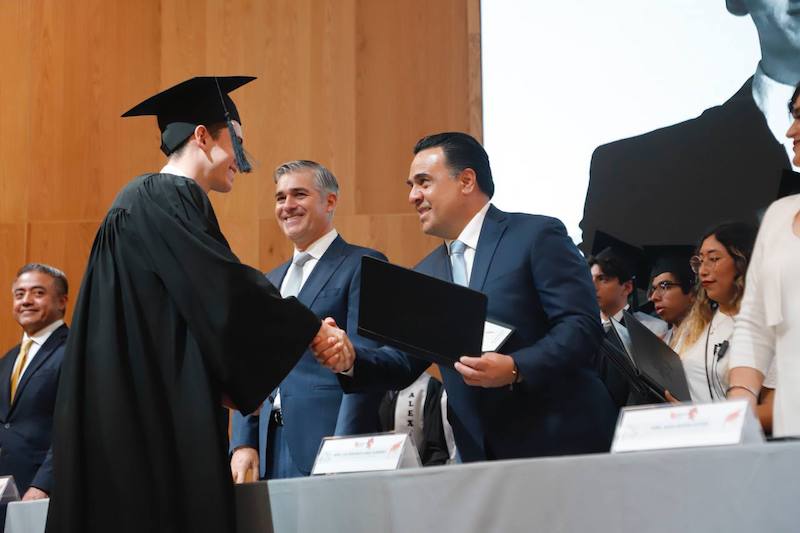 Luis Nava acude a la Entrega de Diplomas de la 1ra. Generación de la Preparatoria Balmoral Escocés.