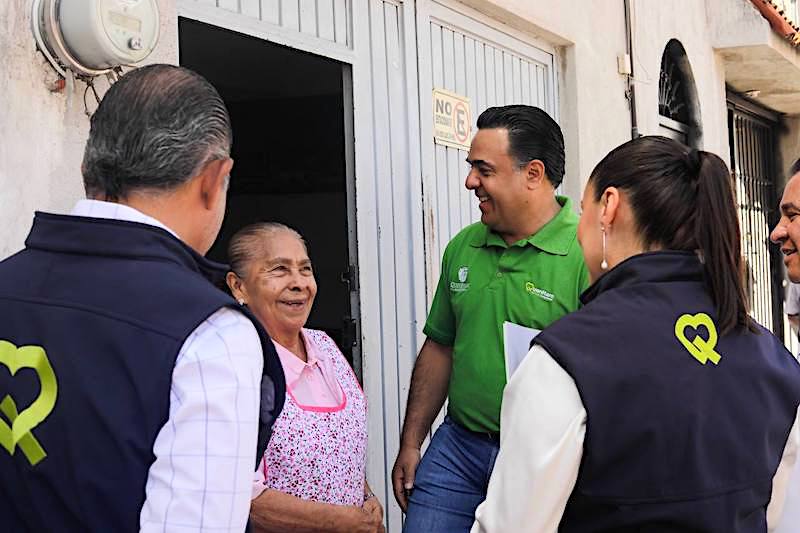 Luis Nava entrega cheques a afectados por las lluvias.