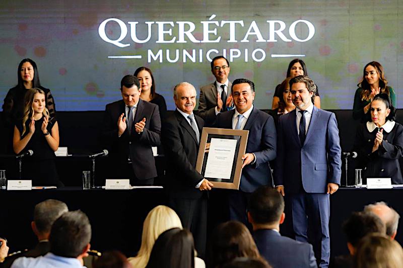 Luis Nava preside entrega Preseas y Homenajes Póstumos a queretanos destacados.