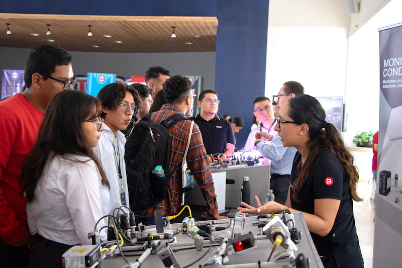 Mil 500 alumnos de la UPQ participan en Feria de Empleabilidad 2024.