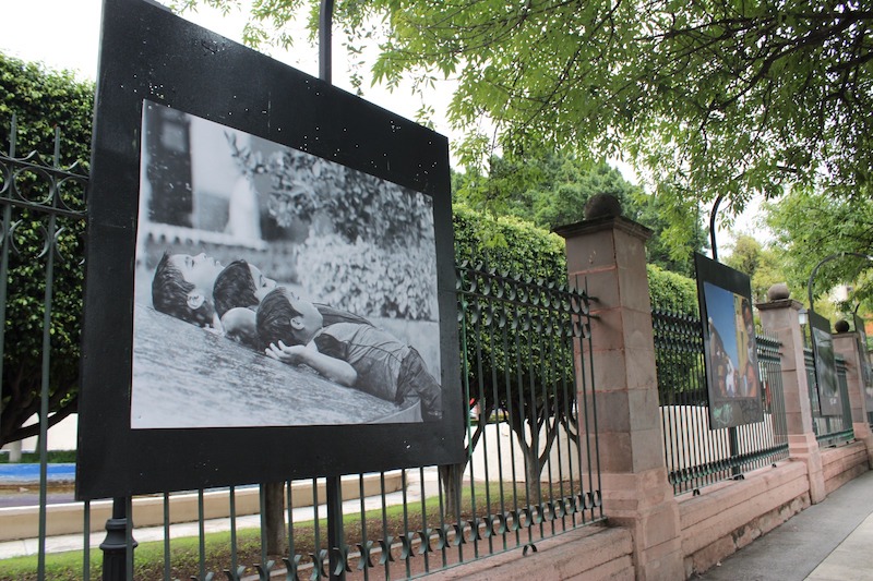 Perímetro de la Alameda Hidalgo en Querétaro alberga la exposición "Reflejos Urbanos".