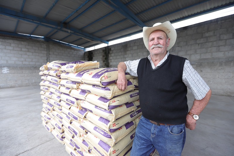 Productores de conejos en Querétaro son apoyados con alimento.