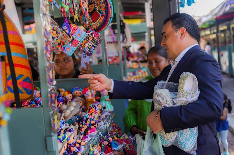 Visita Luis Nava el Mercado Artesanal Querétaro.