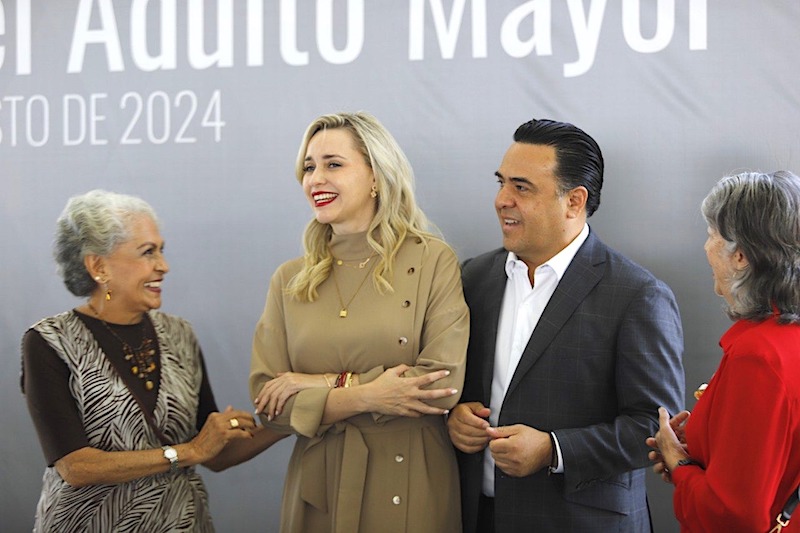 Acude Luis Nava y Arahí Domínguez a celebración del Adulto Mayor