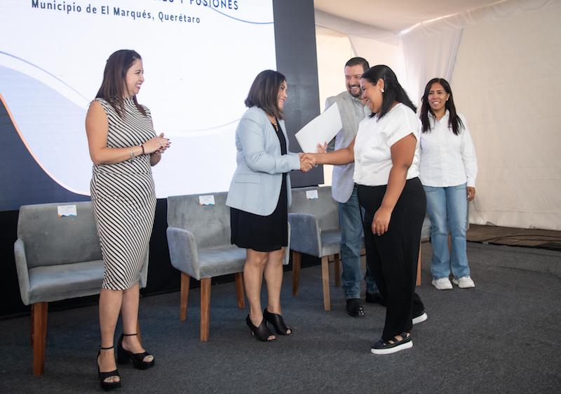 Claudia Martínez entrega 200 escrituras públicas a familias de 13 comunidades marquesinas