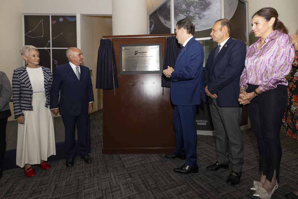 Gobernador Mauricio Kuri devela placa conmemorativa del Planetario Pedro Ferriz Santa Cruz