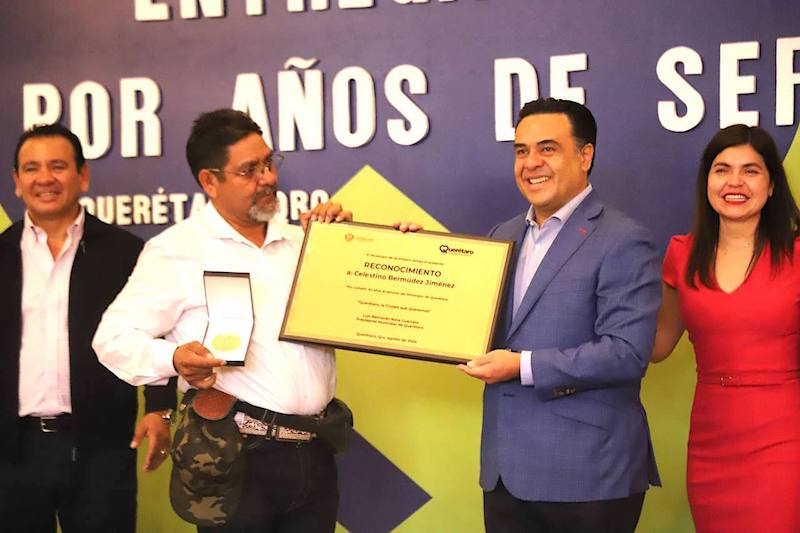 Luis Nava entrega reconocimientos a trabajadores Municipales por años de servicio.