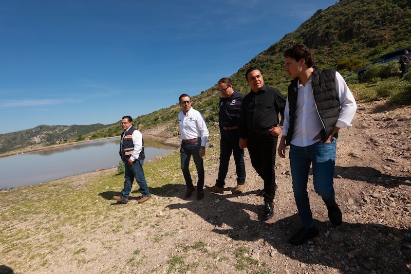 Luis Nava supervisa obras de rehabilitación de bordos en la Capital quertana.