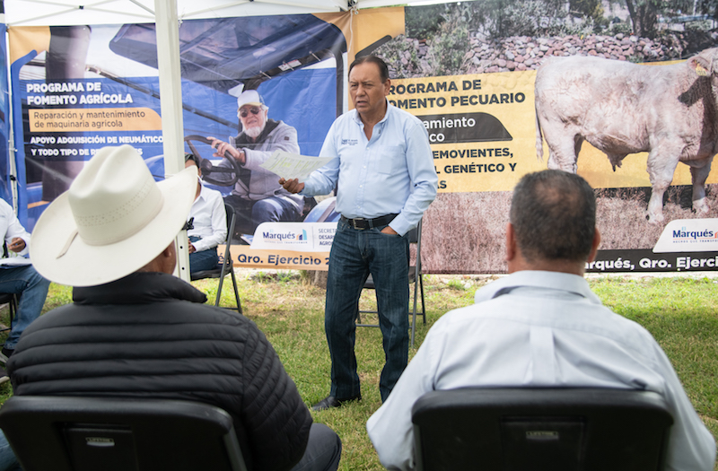 Para impulsar competitividad del campo en El Marqués entregan cheques a productores.