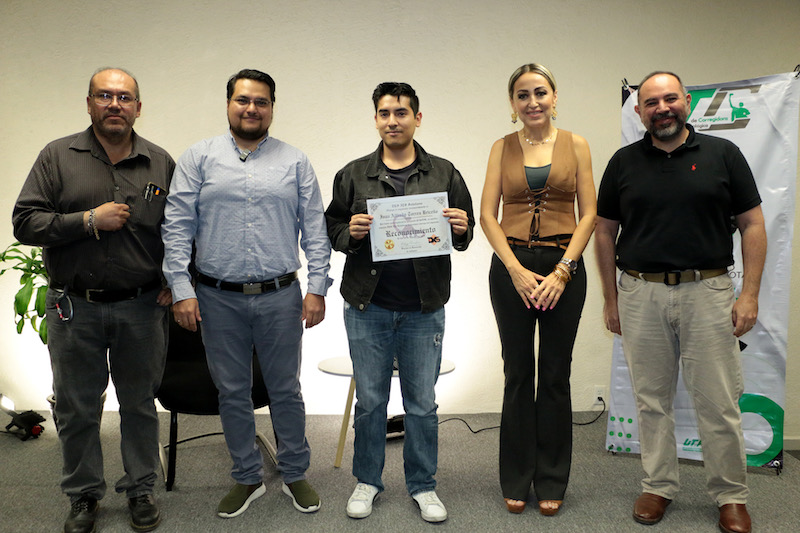 Reconocen a Estudiantes de la UTC por estadías en empresa de tecnología.