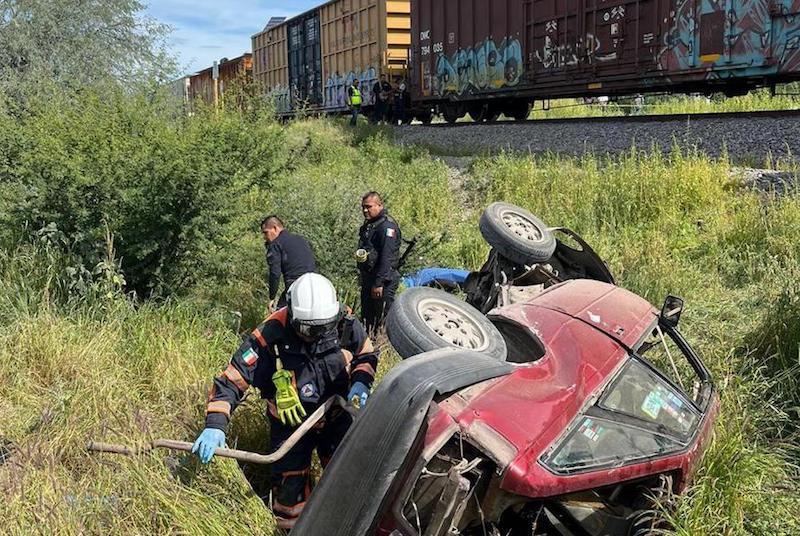 Tren impacta tsuru en El Marqués; 4 personas fallecidas y tres lesionados graves.