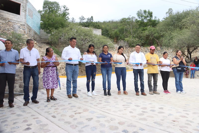 Alcalde de Peñamiller entrega pavimentación de acceso a la Vista Alegre