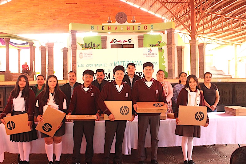 Carlos Manuel Ledesma entrega 70 equipos de computo en San Joaquín.