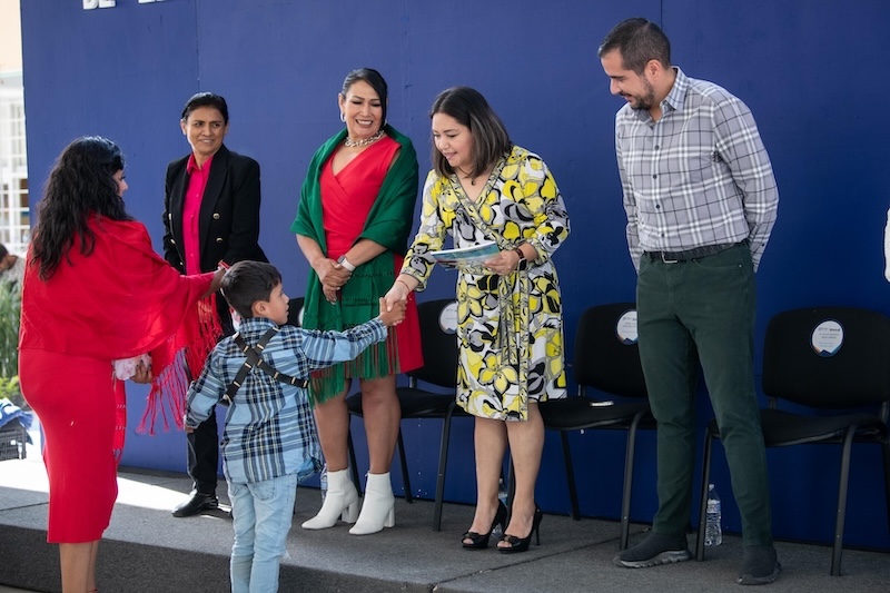 Claudia Martínez hace entrega simbólica de libros en El Marqués