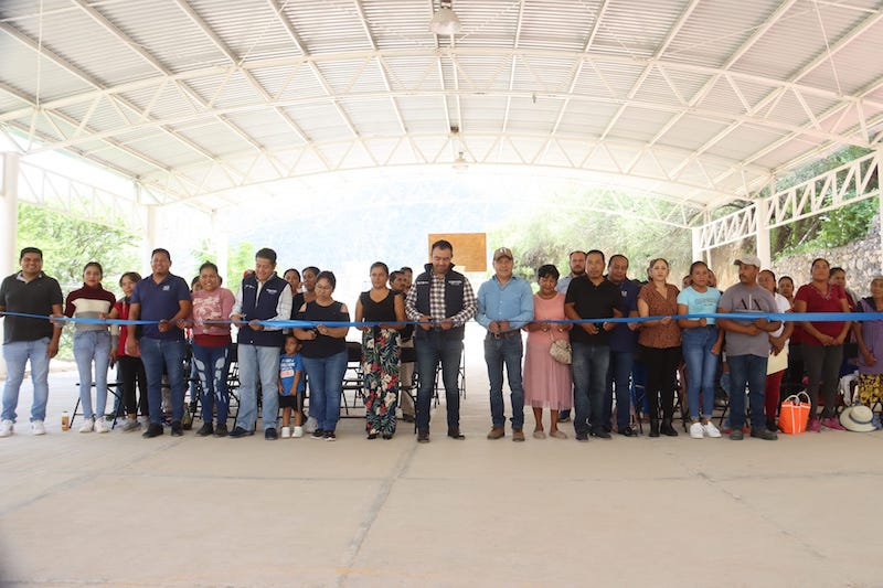 Entrega Juan Carlos Linares 8 obras de energía eléctrica en Peñamiller.