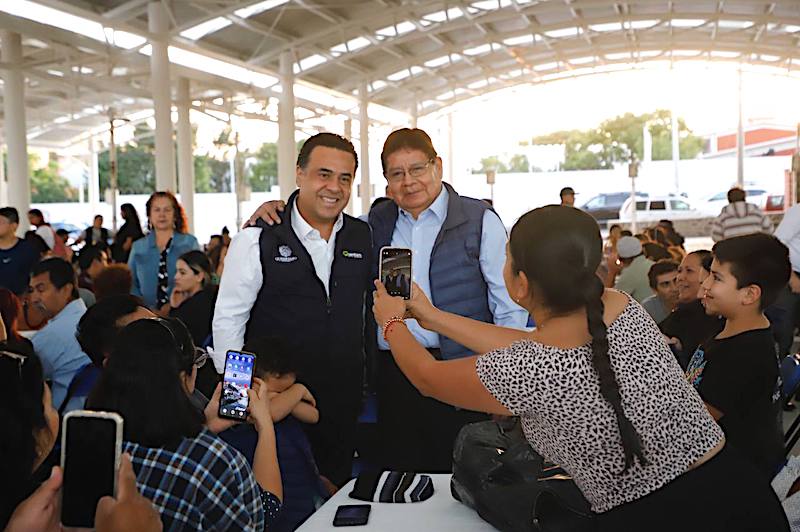 Luis Nava entrega techumbre de tianguis Cuicatecos