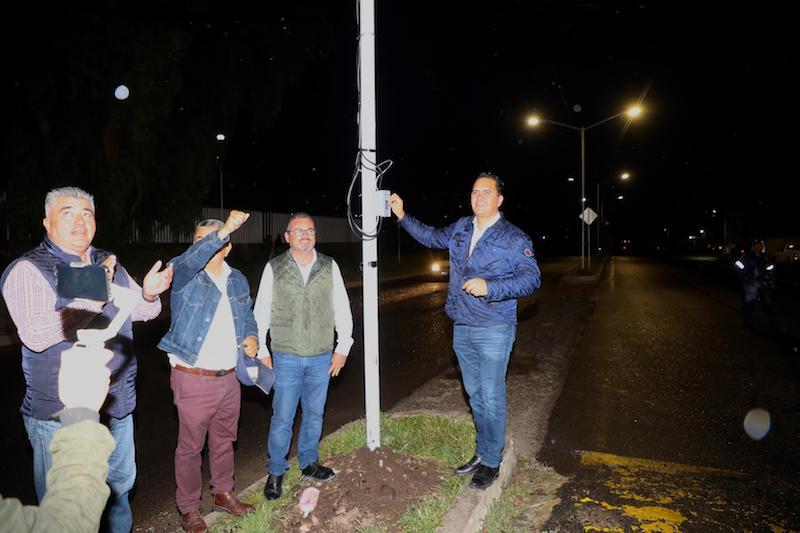 Manuel Montes entrega alumbrado en Carretera Colón-Ajuchitlán