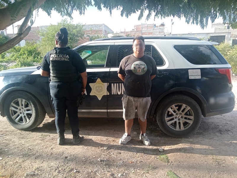 Policías de Querétaro arrestan a sujeto por robo equiparado de vehículo en Lomas del Pedregal