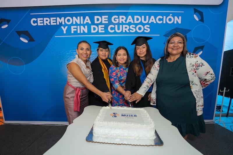 Se gradúan más de 200 mujeres en cursos académicos en El Marqués