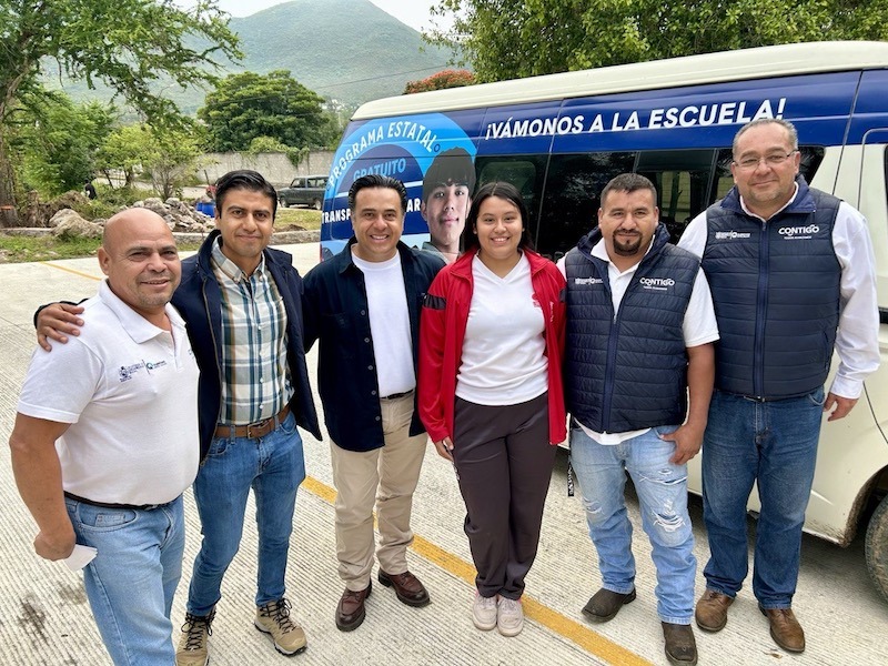 Luis Nava realiza gira por zona serrana de Querétaro y entrega Tarjetas Contigo a mujeres