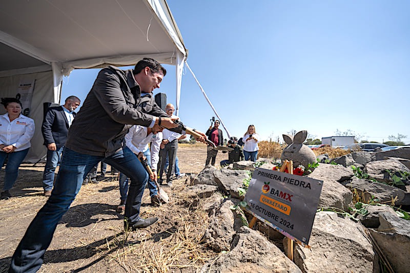 Rodrigo Monsalvo encabeza colocación de primera piedra del Banco de Alimentos en El Marqués