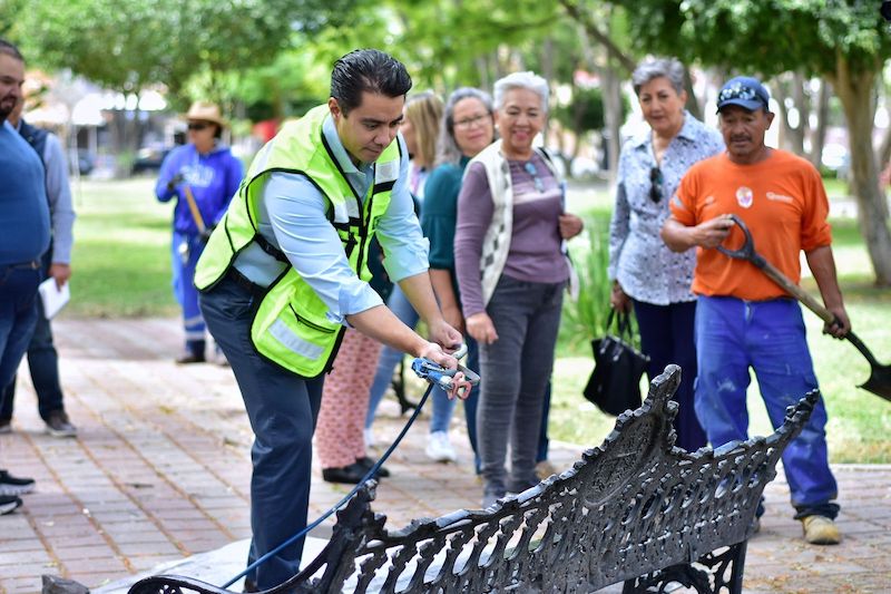 Supervisa Felifer Macías rehabilitación de calles y áreas verdes en Jardines de la Hacienda