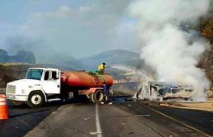 8 queretanos mueren en accidente en la Autopista siglo XI en Ziracuaretiro, Michoacán