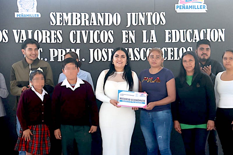 Ana Karen Jiménez entrega apoyos económicos para mejora de Esc. Primaria en Peña Blanca