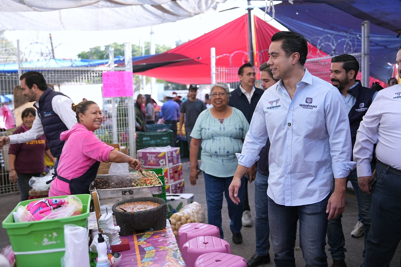 Se compromete Felifer Macías a dignificar tianguis y mercados en la Capital queretana