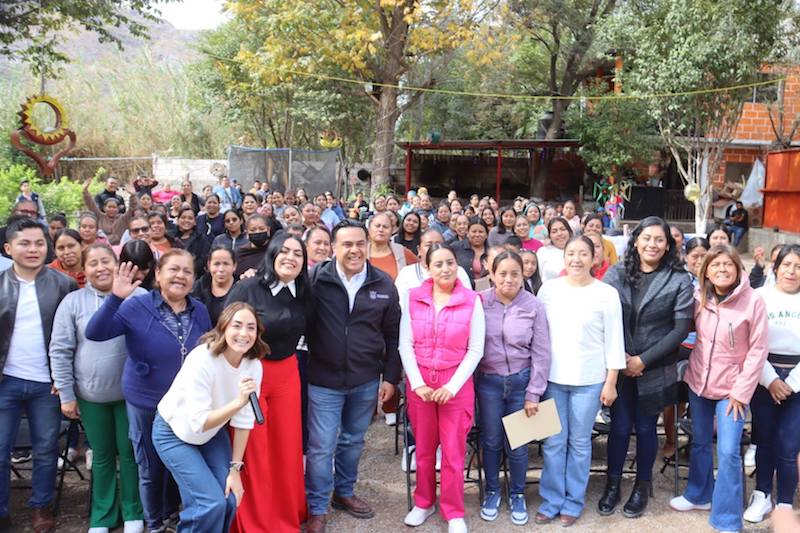 Ana Karen Jiménez y Luis Nava entrega Tarjetas Contigo a 143 mujeres de Peñamiller