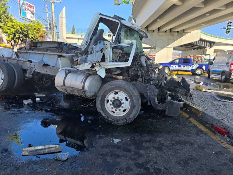 Cae pipa en puente de Corregidora; deja tres personas lesionadas y daños materiales