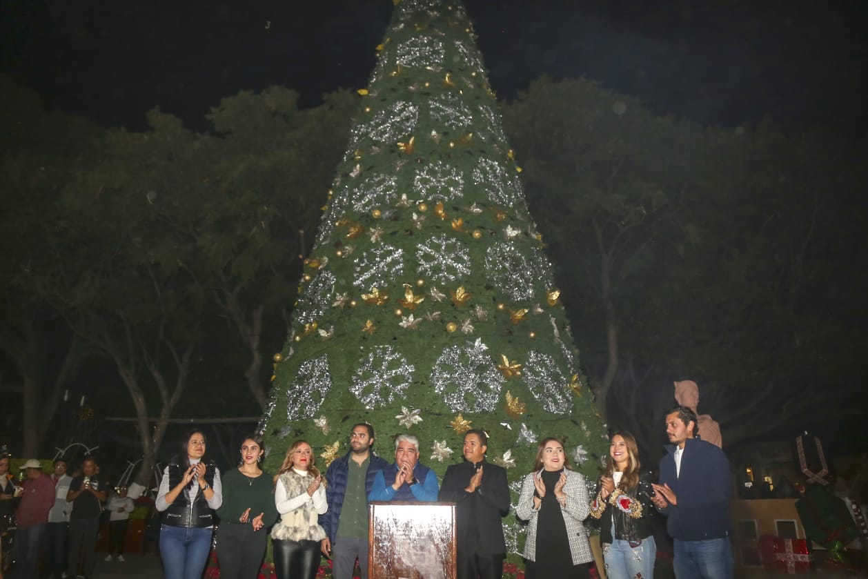 Encienden árbol navideño en El Pueblito, Corregidora