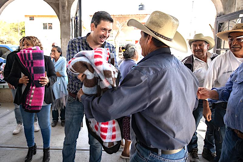 Encabeza Rodrigo Monsalvo entrega de cobijas y despensas a los Adultos Mayores