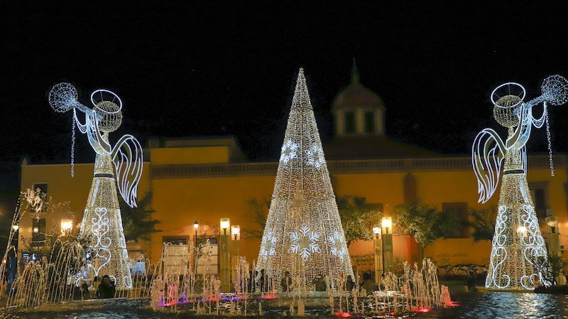 Encienden en el Centro Histórico de Querétaro iluminación navideña