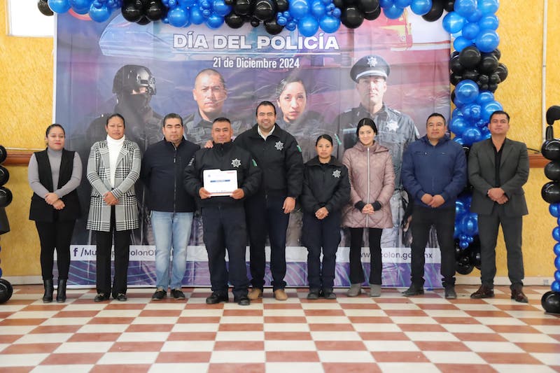 Gaspar Trueba reconoce a policías de Colón