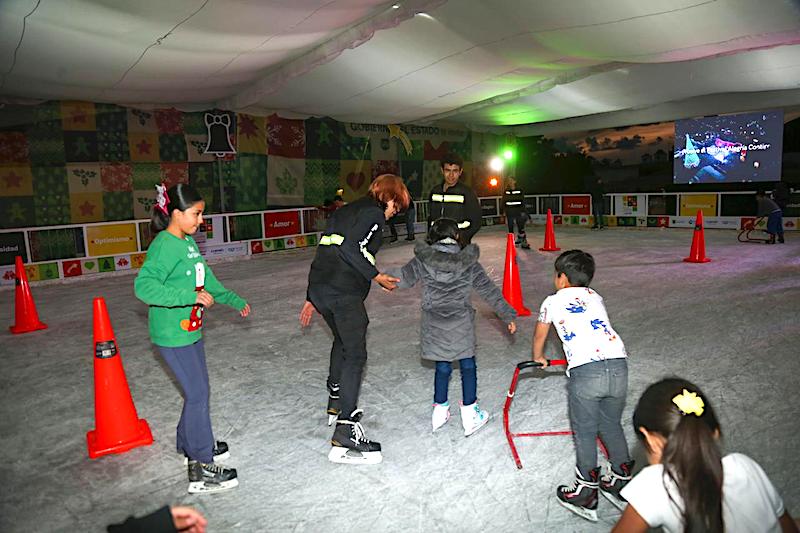 Inauguran pista de hielo en Santa Bárbara, Corregidora como parte del Festival de la Alegría