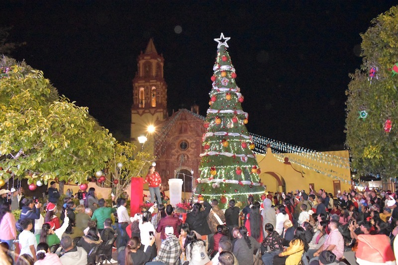 Landa inicia festejos decembrinos con caravana y encendido del árbol navideño.