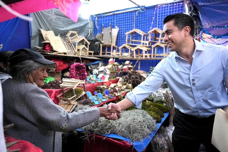 Reinaugura Felifer Macías tianguis navideño y enciende árbol monumental