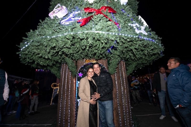 Rodrigo Monsalvo enciende el árbol de la Navidad en La Cañada