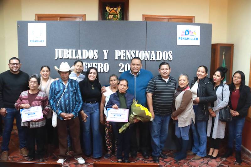 Ana Karen Jiménez entrega incentivo económicos a pensionados y jubilados en Peñamiller