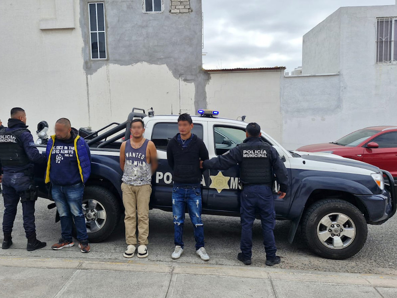 Capturan a tres sujetos en Querétaro por conducir camioneta con reporte de robo